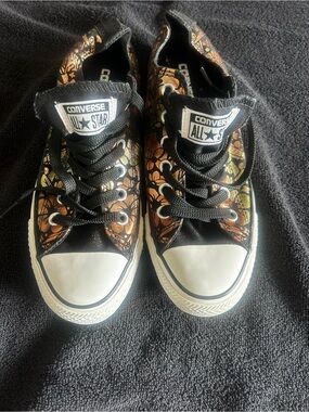 Converse women’s size 7  Black Floral Print Low Top Sneakers